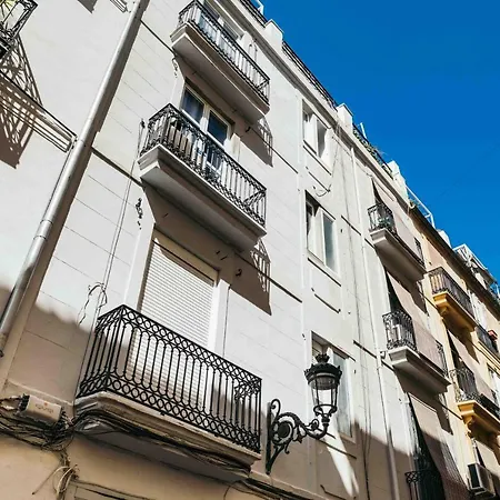 Cathedral Modern 2br, 1ba, Wifi, A\c, Balcony Apartment *