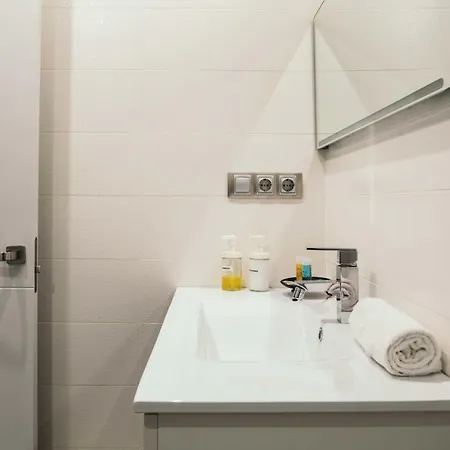 Cathedral Modern 2br, 1ba, Wifi, A\c, Balcony Apartment