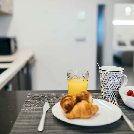 Cathedral Modern 2br, 1ba, Wifi, A\c, Balcony Apartment *