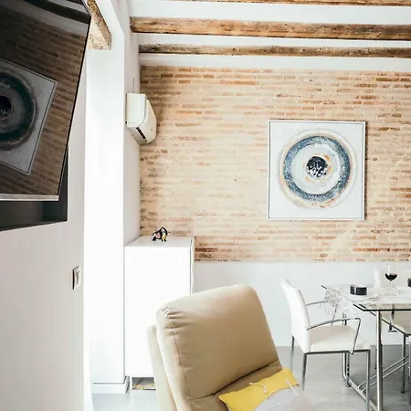 Cathedral Modern 2br, 1ba, Wifi, A\c, Balcony * Valencia