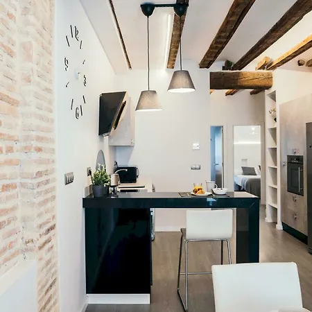 Cathedral Modern 2br, 1ba, Wifi, A\c, Balcony *