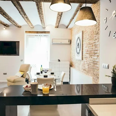 Cathedral Modern 2br, 1ba, Wifi, A\c, Balcony *