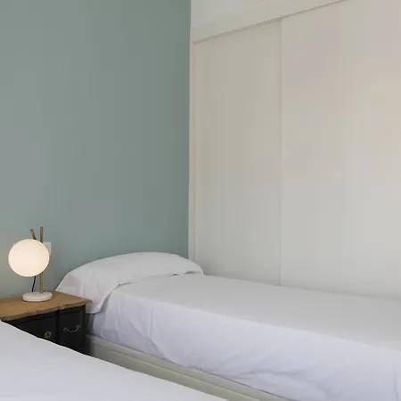Chic And In Lively But Quiet Area Apartment *