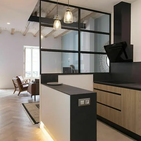 Chic And In Lively But Quiet Area Апартаменты *