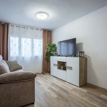 Versus Near Of Arts 2 Apartman *