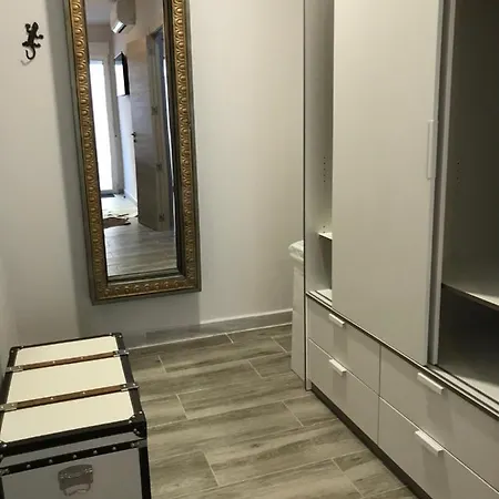 Newly Renovated - Spacious, Private Entrance, Terrace Appartement *