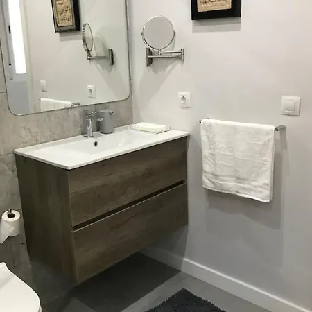 New! Renovated, Centrally Located, Private Entrance, Terrace Valencia