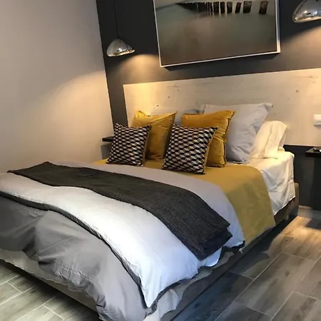 Newly Renovated - Spacious, Private Entrance, Terrace * Valencia