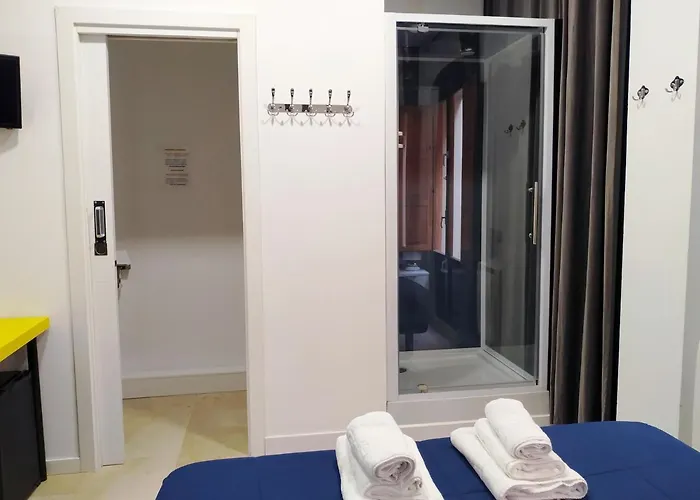 Flats Friends Plaza De La Reina 4*