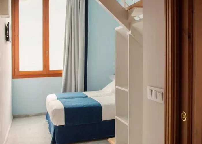 애드 혹 카르멘 호텔 2*