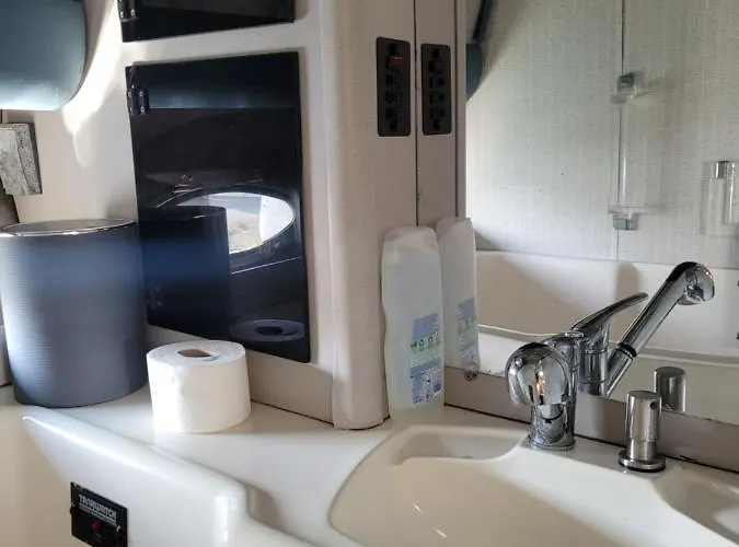 Zeus ספינת מלון