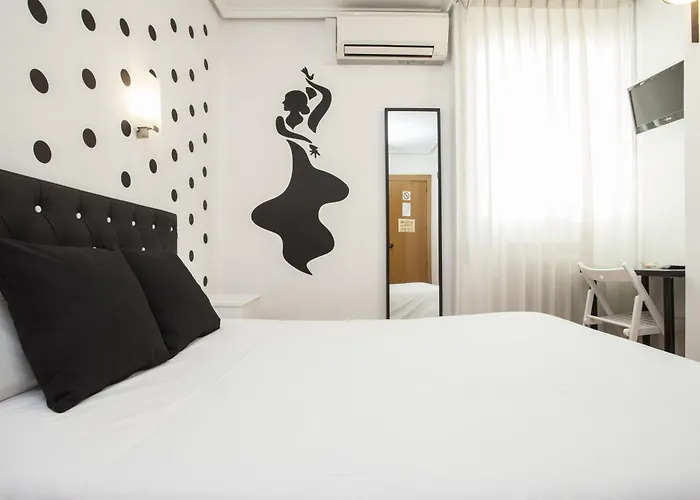 Hotel De La Musica 2*