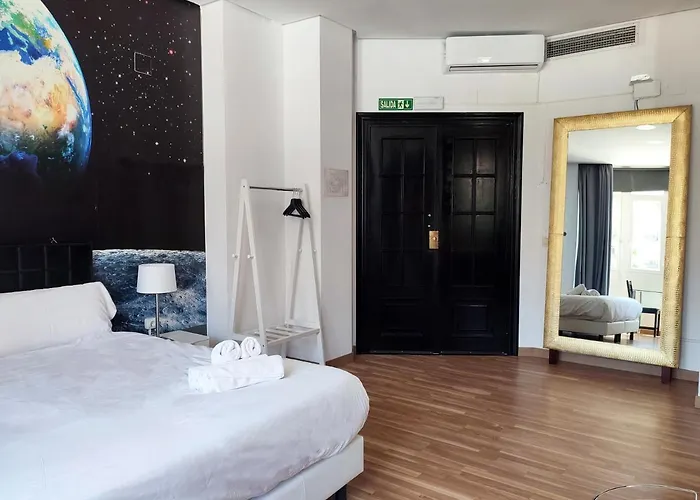 Flats Friends Plaza De La Reina 4*