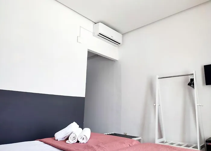 Flats Friends Plaza De La Reina