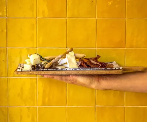 Mate Cosmo - Centre,