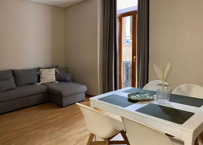 Plaza Ayuntamiento 아파트 *