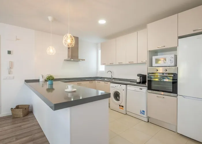 Modern, Stylish With Balcony * فالنسيا