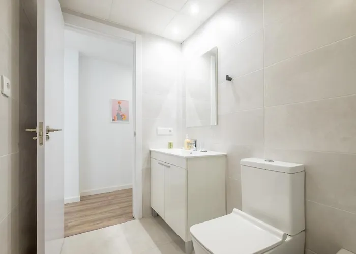 Modern, Stylish With Balcony فالنسيا