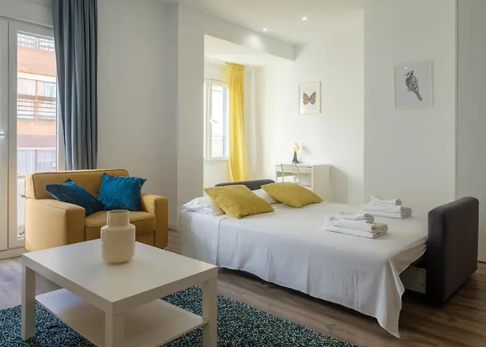 شقة Modern, Stylish With Balcony *