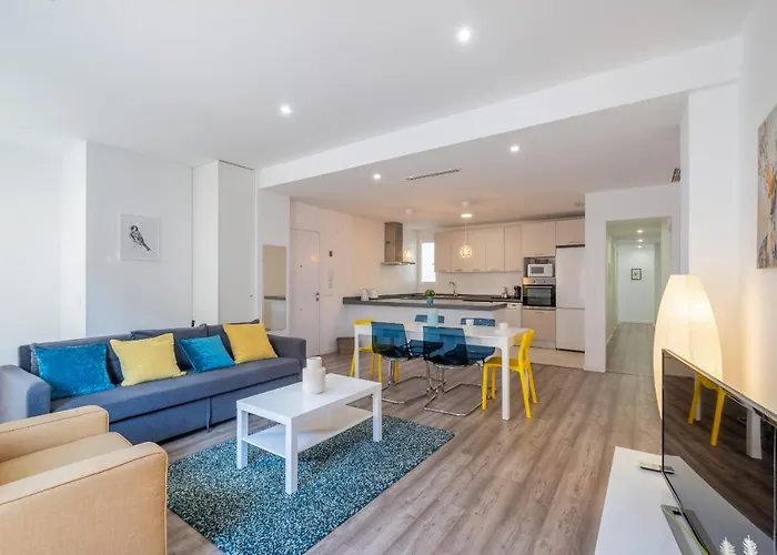 شقة Modern, Stylish With Balcony *