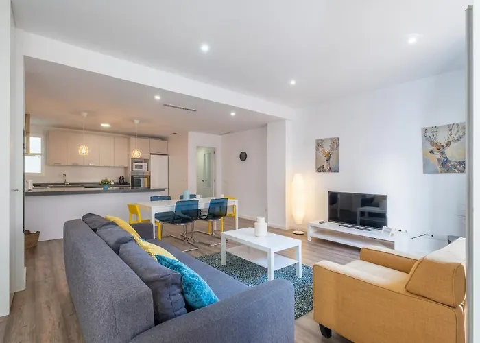 Modern, Stylish With Balcony فالنسيا