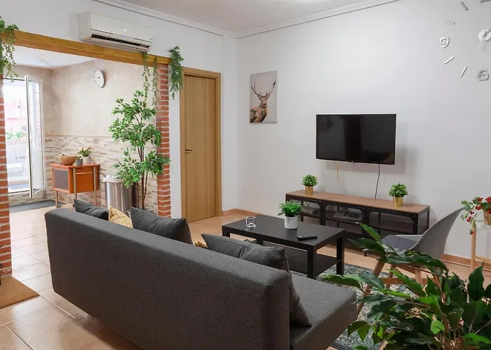 Artsy Large Getaway - 2 Bedroom W Huge Patio - Great For Families And Digital Nomads *