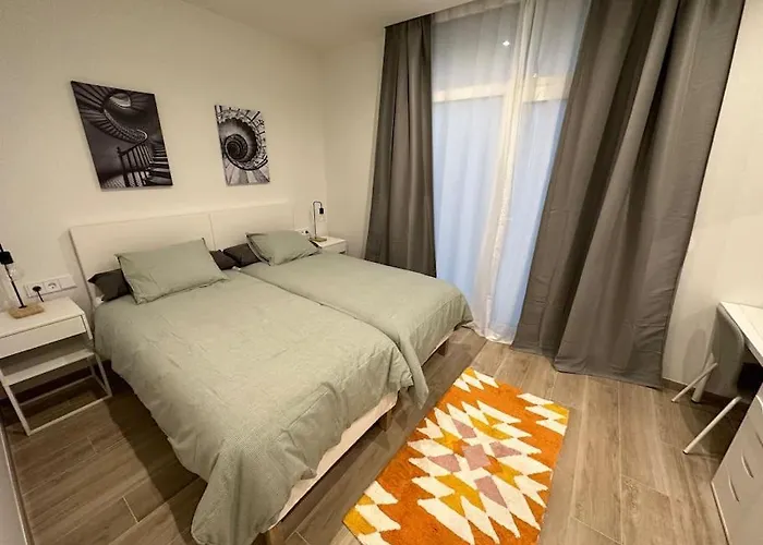 Precioso Con Patio. Pyp 발렌시아