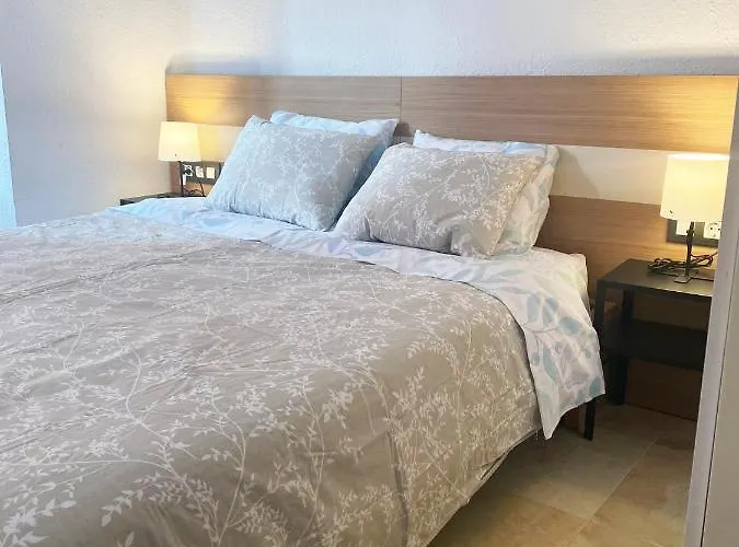 Cerca Al Puerto Shared Πανσιόν