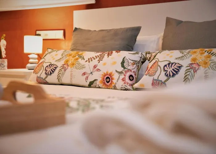 Penthouse Duplex In A 4 Floors Spanish House -8 Min To Center By Metro דירה