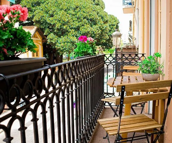 Bright Apt With Balcony Between Beach & Center 6P