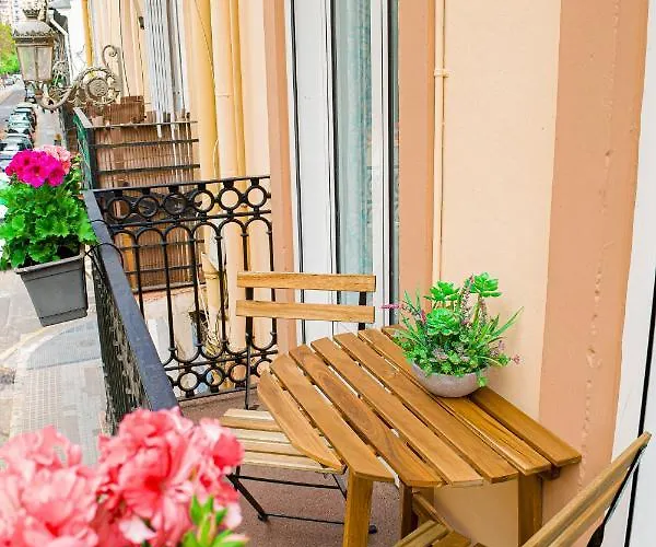 Bright With Balcony Between & Center 6p *