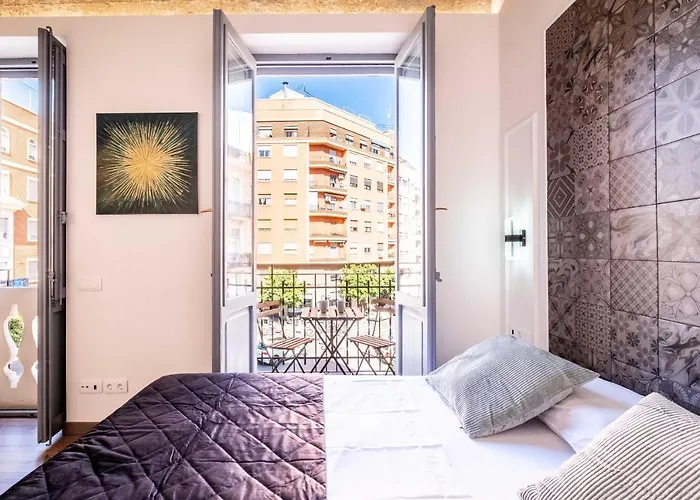 Beautifully Designed With Lots Of Natural Light *