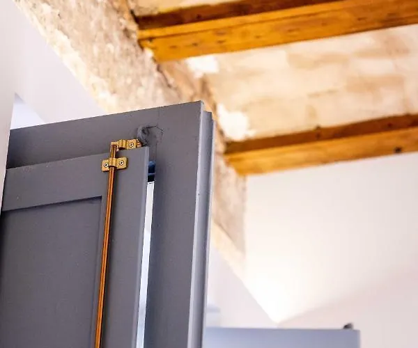 Beautifully Designed With Lots Of Natural Light *