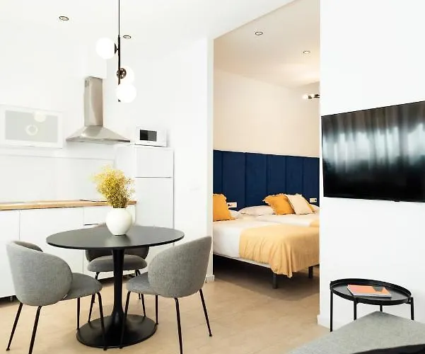 Blanq Marina Suites Aparthotel