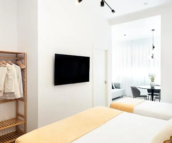 Blanq Marina Suites Aparthotel 4*