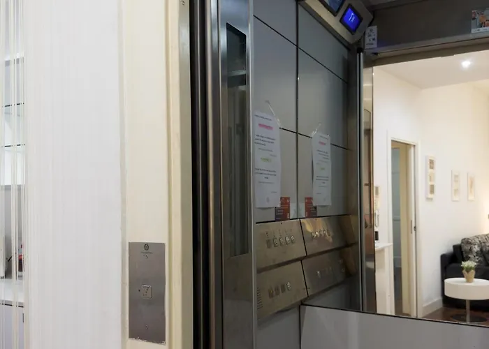 Market - Queen Square - Mid-term *