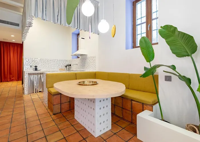 Apartup Market Square Valence