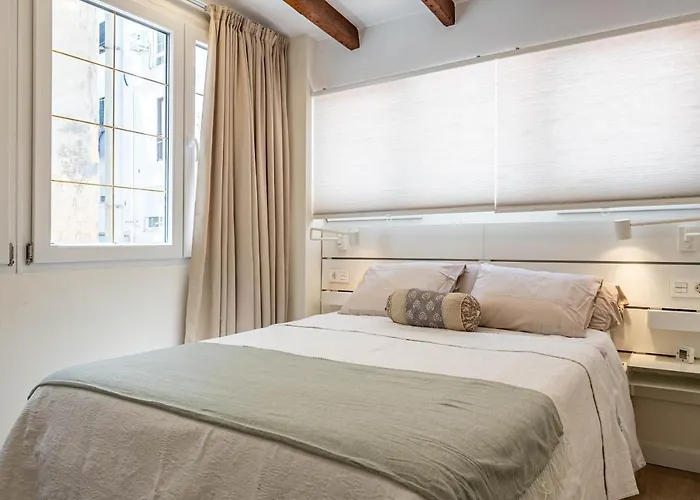 Central Luxury Flat With Free Parking 아파트 *