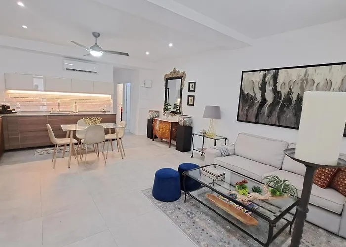 New! Renovated, Centrally Located, Private Entrance, Terrace Lejlighed *