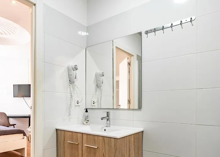 Πανσιόν Versus *