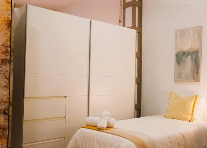 Cerca De La Marina En *