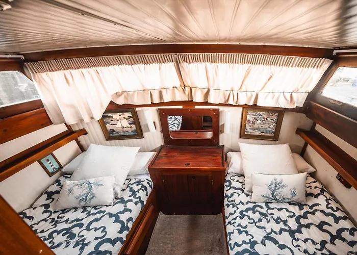 Alojamiento En Barco Oasis Botel