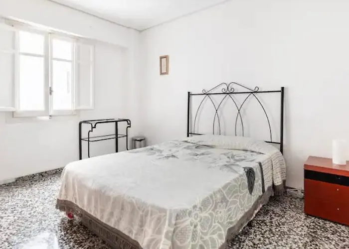 Private In Shared Workstay Валенсия