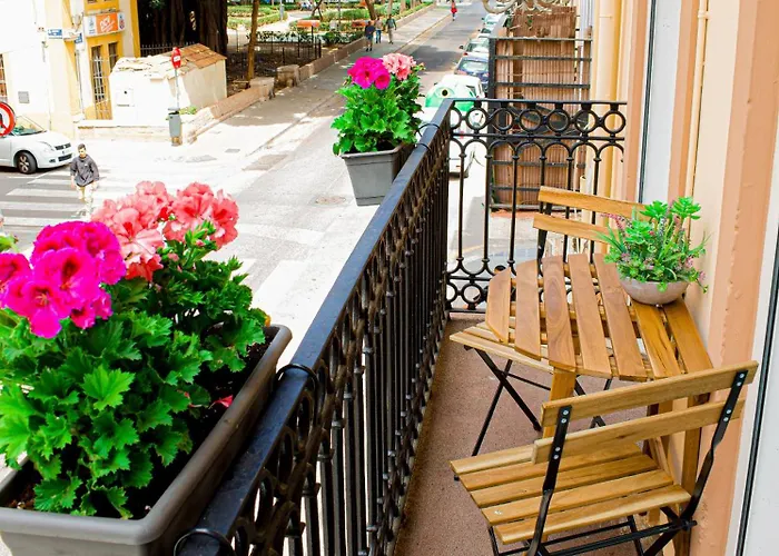 Bright Apt With Balcony Between Beach & Center 6P شقة