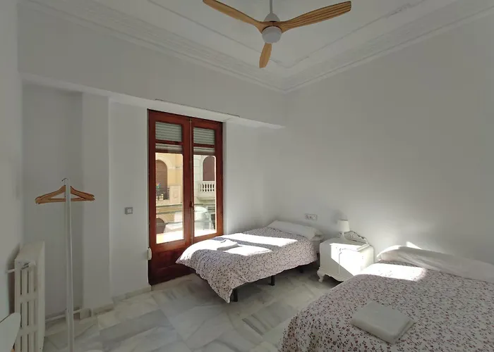 Entre La Estacion Y El Ayuntamiento * فالنسيا