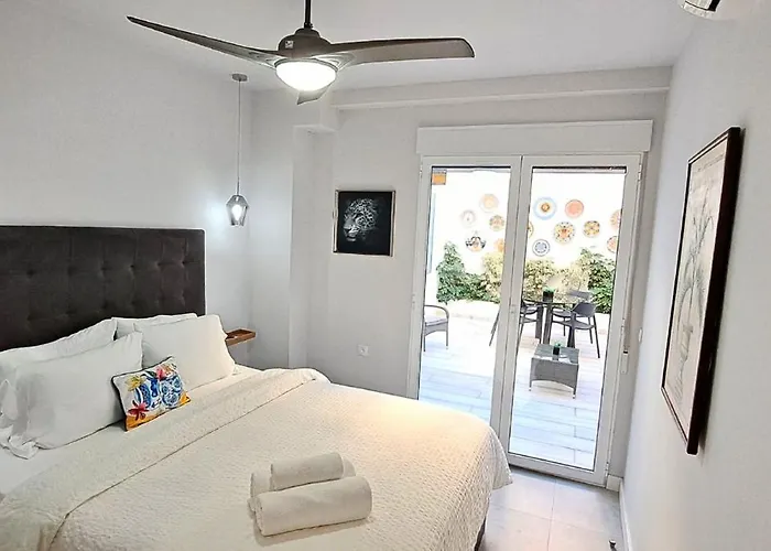 New! Renovated, Centrally Located, Private Entrance, Terrace * Valencia
