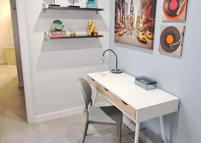 New! Renovated, Centrally Located, Private Entrance, Terrace Valencia