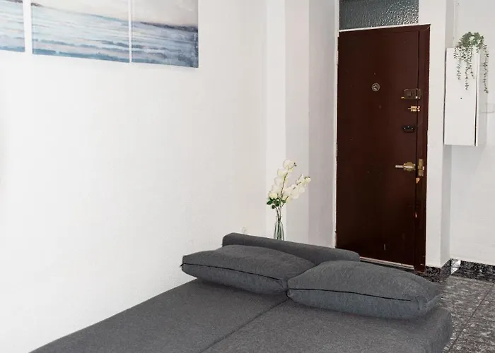 Bright Apt With Balcony Between Beach & Center 6P شقة فالنسيا