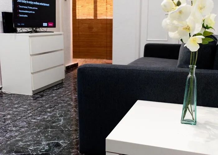 Bright Apt With Balcony Between Beach & Center 6P شقة