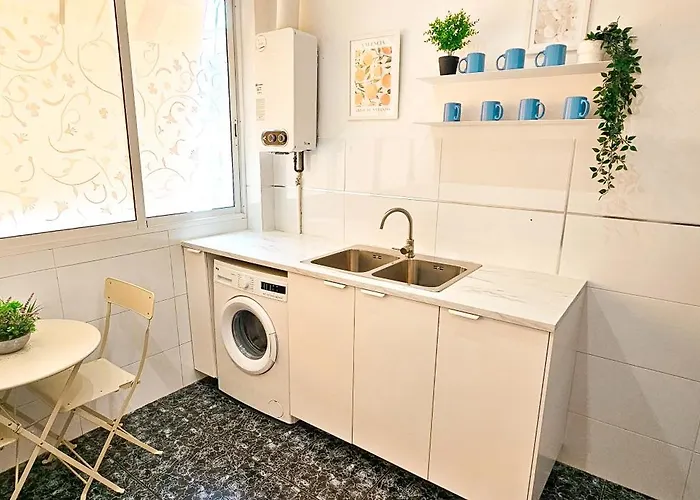 Bright Apt With Balcony Between Beach & Center 6P *